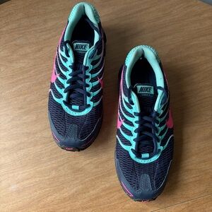 8.5 Nike Women's Air Max Torch 4 in the "Midnight Navy/Pink Blast colorway